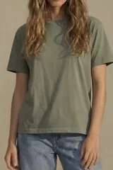 Remera color rosa claro de algodón peinado, corte oversize y mangas cortas.