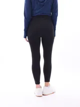 Calza negra de tiro alto, corte ajustado y largo completo.