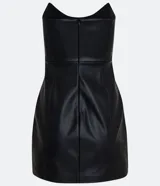 Vestido corto negro de material sintético con escote recto y abertura lateral.