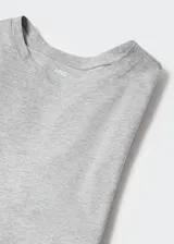 Remera gris de algodón con cuello redondo y mangas cortas.