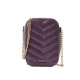 Bandolera mini color púrpura, con diseño acolchado en forma de chevron y correa de cadena dorada regulable. Tiene cierre superior y bolsillo interno con cierre.
