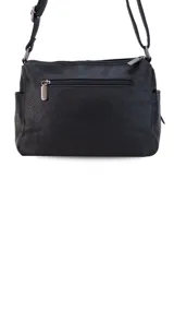 Bandolera negra de cuero sintético con correa ajustable. Tiene dos bolsillos frontales, uno con tapa y cierre, y un interior espacioso con bolsillos.