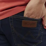 Pantalón de jean Wrangler de corte recto, color azul oscuro.