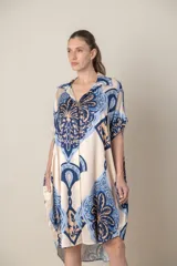 Camisa italiana larga irregular en satén estampado en tonos beige, negro y marrón. Se puede usar como vestido, túnica o camisa larga. Talle único.
