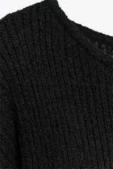 Top color beige de tejido de punto, con cuello redondo y mangas cortas tipo capa.