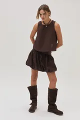 Top marrón sin mangas de lino, con corte cropped y espalda cruzada.