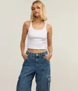 Pantalón de jeans celeste de corte recto, con bolsillos cargo laterales y cintura con trabillas.
