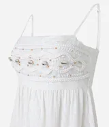 Vestido midi blanco con tirantes finos y escote cuadrado. Presenta bordados de caracolas en el busto y lazo en la espalda.