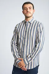 Camisa de hombre a cuadros color beige y azul marino, de corte slim fit, con mangas largas, cartera abotonada y logo bordado en el pecho. Confeccionada en algodón.