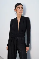 Body blanco de mangas largas con escote en V profundo y drapeado en la cintura.