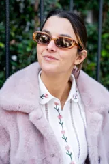 Camisa blanca de algodón con bordados de flores rosas en cuello, frente y puños, corte clásico y cierre con botones.