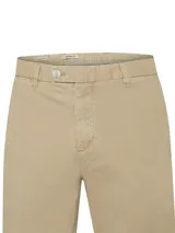 Pantalón de jean color beige, de corte recto, con bolsillos laterales y traseros. Se ajusta a la cintura con cinturón de cuero marrón.