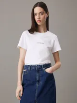 Remera blanca de algodón con cuello redondo y corte slim fit. Logotipo "Calvin Klein Jeans" bordado en el pecho.