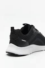 Zapatillas deportivas negras de tela transpirable con cordones a tono y suela blanca de 3cm de alto.