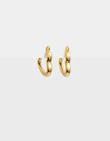 Aros tipo argolla con forma de corazón, de acero quirúrgico color dorado.