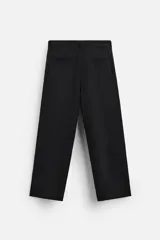 Pantalón negro de corte amplio, con pliegues frontales, bolsillos laterales y traseros de ojal. Incluye cinturón de la misma tela con hebilla metálica.