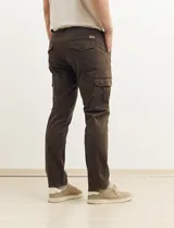 Pantalón de gabardina color marrón, corte slim fit, con bolsillos laterales tipo cargo.