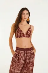 Top con estampado floral, escote en V y tirantes finos ajustables.