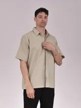 Camisa manga corta color verde con cuello clásico y cierre frontal con botones.