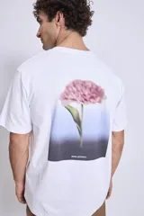 Remera blanca de algodón con cuello redondo y logo pequeño estampado en el pecho.