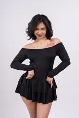 Vestido corto negro con escote off-shoulder y falda con volados.