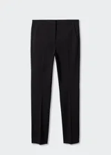 Pantalón negro de corte skinny y largo cropped, confeccionado en tejido fluido con forro interior. Presenta tiro medio, trabillas, bolsillos laterales y traseros de ribete. Cierre frontal con cremallera y botón.