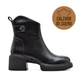 Bota corta negra de cuero, con caña baja, hebilla lateral y taco cuadrado.