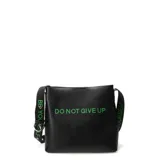 Cartera tipo tote bag color negro con correa de hombro de tela con la frase "Be Yourself" estampada en verde. En el frente tiene la frase "Do Not Give Up" también en verde.