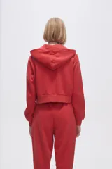 Campera jogging negra con cierre frontal y capucha, de felpa.