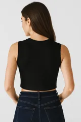 Top cropped blanco de algodón y elastano, ajustado al cuerpo y con cuello a la base.