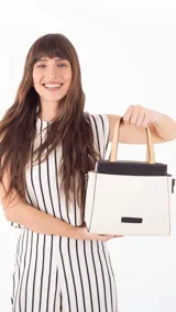 Cartera color beige con doble asa corta y correa larga extraíble. Tiene un bolsillo principal con cierre y varios bolsillos interiores.
