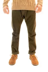 Pantalón de pana color verde, confeccionado en 100% algodón con corte ajustado.
