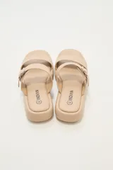 Sandalias negras con dos tiras anchas horizontales y hebilla metálica.