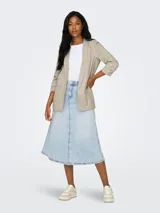 Blazer color beige de corte recto, con cuello solapa y mangas 3/4.