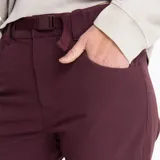 Pantalón de trekking color borgoña, convertible a short mediante cierre. Confeccionado en poliéster y spandex con tratamiento repelente al agua. Incluye cinturón ajustable, bolsillos delanteros, traseros y en el muslo con cremallera inversa. Detalles reflectantes y apertura inferior ajustable.