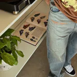 Pantalón de jean celeste con teñido acid wash y corte oversize estilo baggy. Presenta un estampado serigráfico en color óxido.