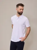Chomba negra de piqué de algodón, corte clásico, con cuello y mangas acanalados y tapeta con dos botones blancos. Logo bordado en el pecho.