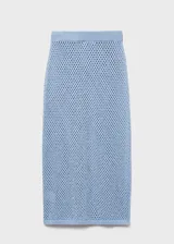 Falda midi de crochet color celeste, con cintura elástica.