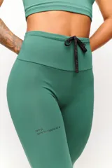 Calza deportiva negra de tiro alto con cordón ajustable en la cintura y logo estampado en la pierna.