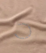 Remera deportiva de hombre, color amarillo mostaza, de manga corta y cuello redondo. Presenta un pequeño logo circular bordado en el pecho.