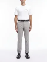 Pantalón chino slim fit color gris claro, con cinturón negro con hebilla metálica. Confeccionado con algodón orgánico.