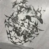 Remera gris con estampado abstracto en negro, corte oversize.