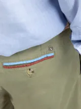 Bermuda de hombre color azul marino, marca El Ganso, de tejido 77% algodón, 20% algodón reciclado y 3% elastán. Corte Regular Fit. Tiene dos bolsillos laterales y bolsillos traseros con cintas insertadas. Tinte pigmentario consiguiendo un color desgastado.