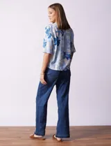 Blusa de lino estampada con flores azules, marca Hester & Orchard. Cuello a la base y abertura central con botones.