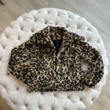 Chaqueta corta de piel sintética con estampado animal print.