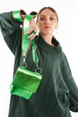 Bandolera de cuero vacuno color verde con correas trenzadas y forro interior, cierre con broche magnético.