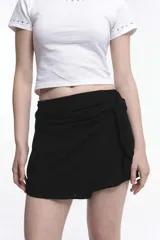 Short de tiro alto con estampado de cebra, con detalle de nudo en la cintura.