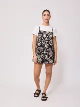 Mono corto de algodón estampado en blanco y negro, con tirantes finos y bolsillos laterales.