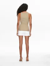 Musculosa color beige de tejido acanalado, con cuello redondo y corte ajustado.