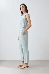 Pantalón celeste de lino, corte recto, con efecto desflecado en el ruedo.